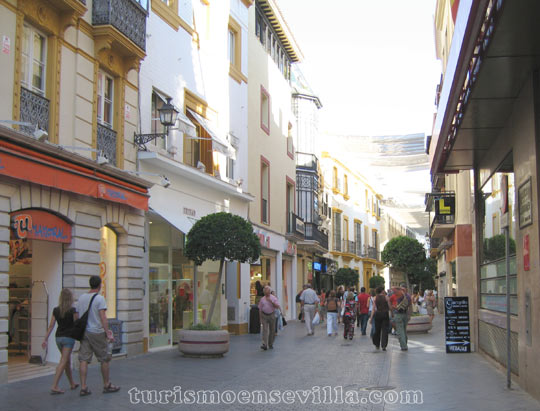 Calle Tetuán en el centro de Sevilla