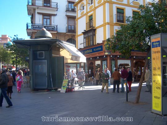La Campana del centro de Sevilla con el kiosko de prensa
