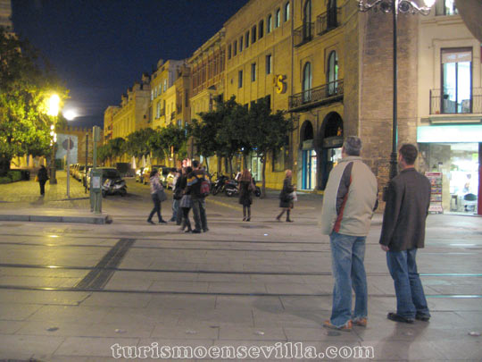 Viendo salir la luna llena desde la Avenida de la Constitución en Sevilla