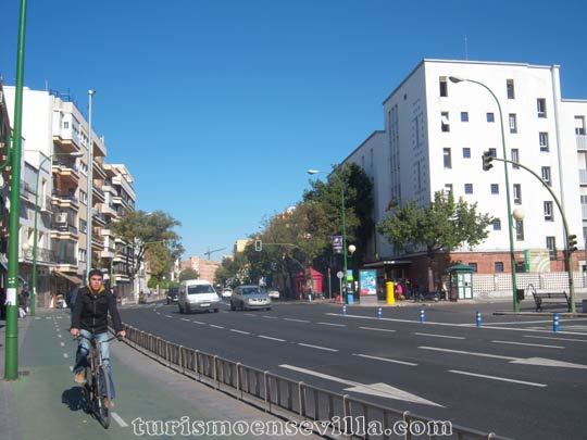 Avenida de María Auxiliadora con el carril bici y un ciclista