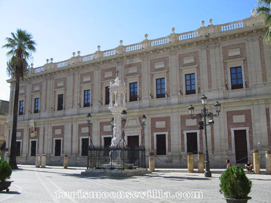 Plaza del Triunfo con el Archivo de Indias